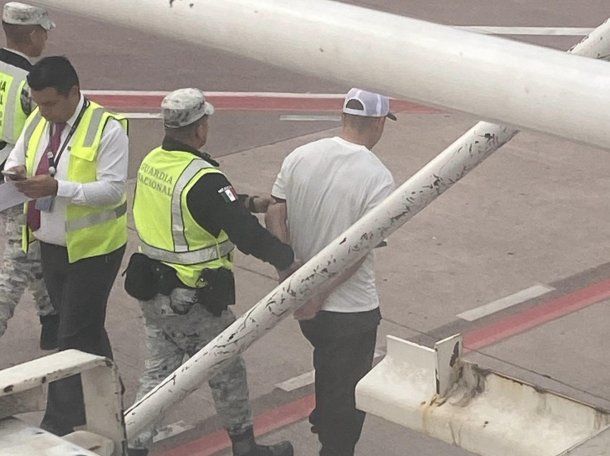 El sujeto fue trasladado por la Guardia Nacional de México y agredió a los agentes
