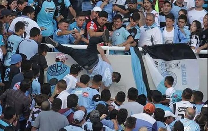 Tiraron a un hincha de una tribuna en Belgrano-Talleres  Crédito: @pablocarrozza