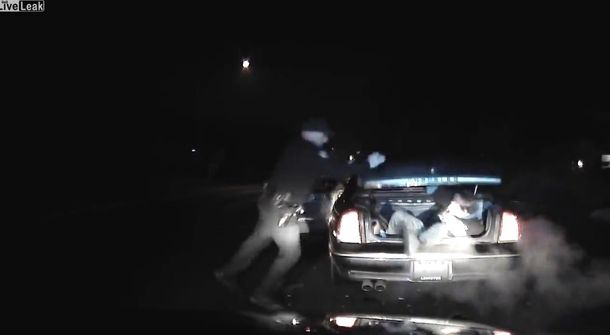 Detuvo un auto para interrogar al conductor y se encontró con un fugitivo en el baúl