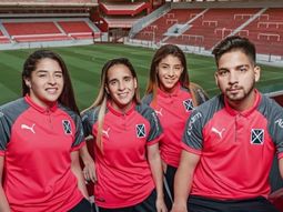 Camiseta de Independiente contra el cáncer de mama - Crédito: @Independiente