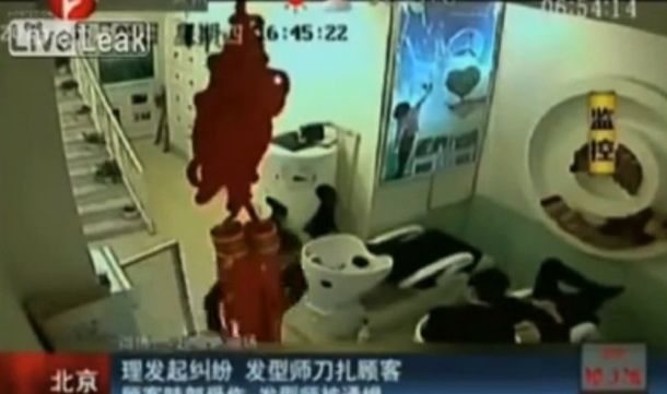 VIDEO: Un peluquero apuñaló a un cliente que se quejó de su corte