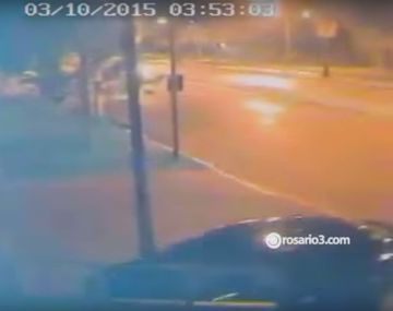 A lo Chano: se robó un auto destrozando un portón y manejando marcha atrás