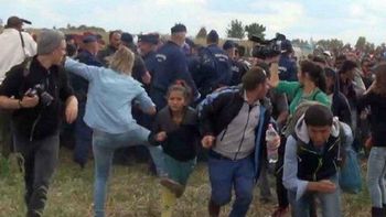 periodista que pateo a refugiados dice que lo hizo por ataque de panico periodista que pateo a refugiados dice que lo hizo por ataque de panico