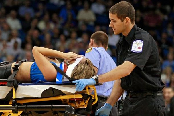 Terrible accidente de una porrista en un partido de la NBA