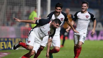 El volante celebra su tanto El volante celebra su tanto