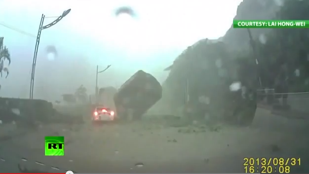 VIDEO: Un auto casi es aplastado por una enorme roca