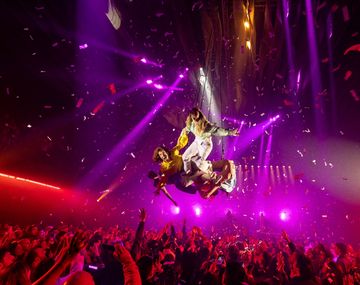 Fuerza Bruta ft. Los amantes de La Boca: un show lleno de ritmo y fiesta