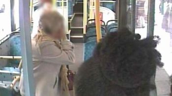 video: una adolescente le pega a una mujer de 87 anos en un colectivo video: una adolescente le pega a una mujer de 87 anos en un colectivo