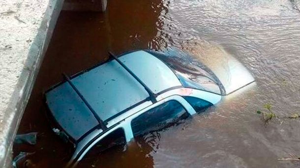 Así quedó el auto en el arroyo