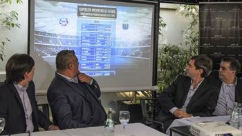 Chiqui Tapia mirando una de las fechas de la actual Superliga Chiqui Tapia mirando una de las fechas de la actual Superliga