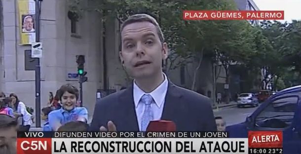 VIDEO: Un cronista fue interrumpido por un menor en medio de un vivo