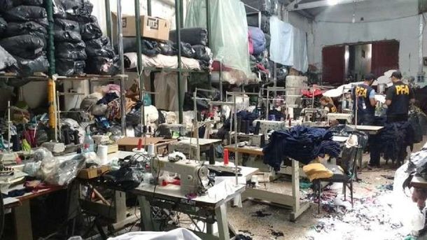 Liberaron a diez personas de un taller clandestino en Floresta - Crédito Clarín
