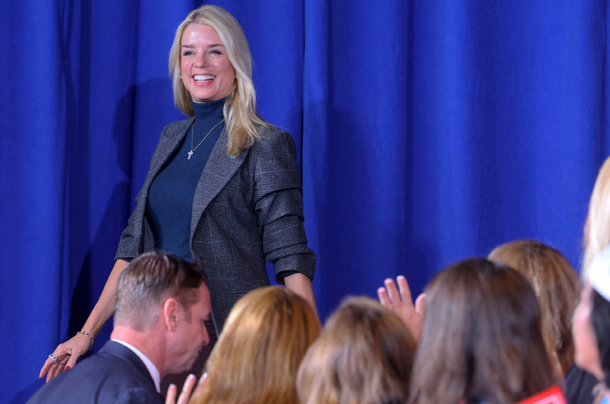 Quién es Pam Bondi, la candidata de Donald Trump para fiscal general