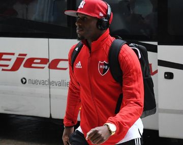 La llegada de Leal al hotel porteño donde concentra la Lepra (foto: Newells Old Boys)