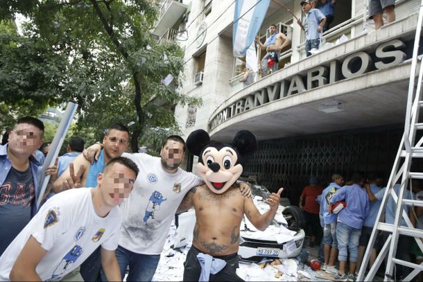 Dantesco: dieron vuelta un auto para trepar al techo de la galería de la sede de la UTA