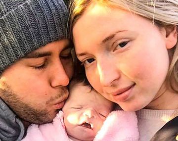 La pareja se despidió de su hija