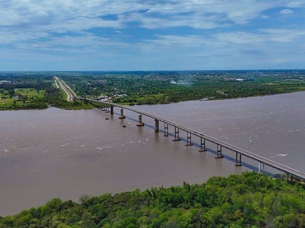 El Puente General Artigas une las ciudades de Colón, en Argentina, con Paysandú, en Uruguay El Puente General Artigas une las ciudades de Colón, en Argentina, con Paysandú, en Uruguay