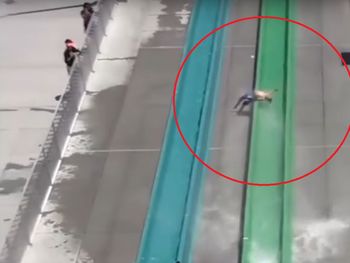 Brutal accidente de un nene que sale volando de un tobogán