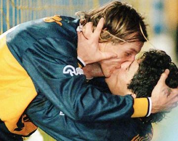 Beso entre Diego Maradona y Claudio Caniggia