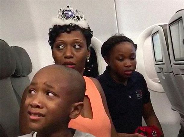 Echaron a una familia de un avión por una torta de cumpleaños&nbsp;