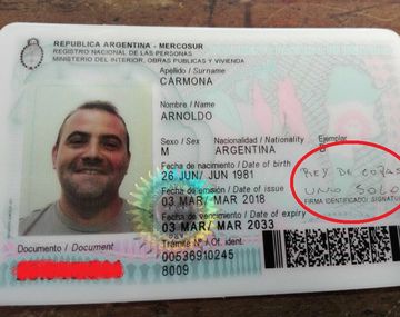 Un hincha de Independiente llevó su fanatismo al extremo y así firmó su DNI