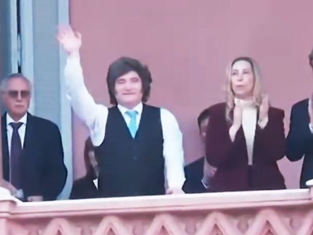 Javier Milei saludó al público desde el balcón de Casa Rosada y se mostró en unidad con su Gabinete