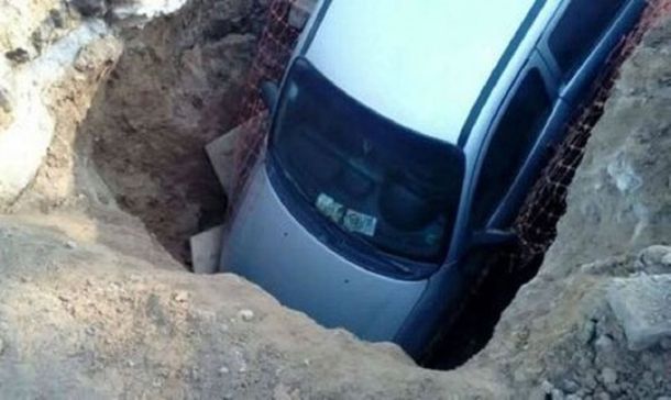 El auto dentro del pozo