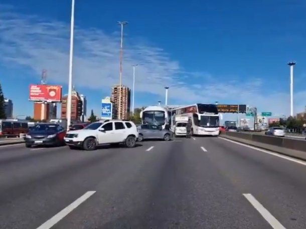 Impresionante choque múltiple en la General Paz: diez vehículos involucrados