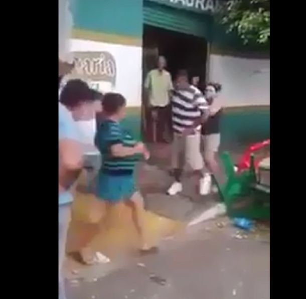 Un hombre intentó agredir a una mujer y recibió una paliza que nunca se olvidará