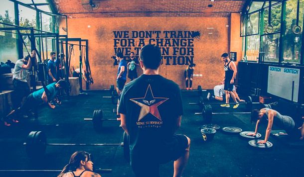 Se desplomó en un gimnasio mientras hacía crossfit y murió