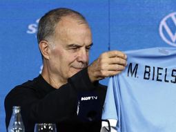 Marcelo Bielsa debutará como el nuevo DT de la Selección uruguaya. Marcelo Bielsa debutará como el nuevo DT de la Selección uruguaya.