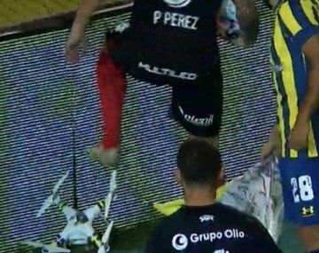 Pablo Pérez destruyó un dron en clásico de Rosario: ¿qué decía la bandera?