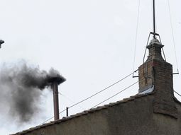 hubo una nueva fumata negra y los catolicos siguen sin papa hubo una nueva fumata negra y los catolicos siguen sin papa