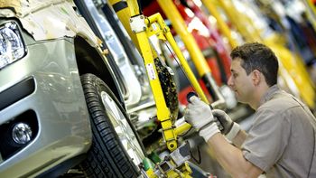 la produccion de vehiculos cayo 13,3% y las exportaciones se desplomaron 38,3% la produccion de vehiculos cayo 13,3% y las exportaciones se desplomaron 38,3%