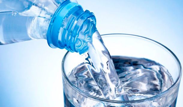 La ANMAT prohibió la venta de agua mineral, leche en polvo, dulces regionales y un aceite