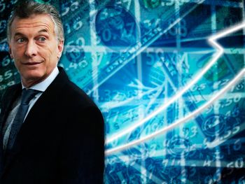 Insólito: Mientras el dólar toca valores históricos, Macri se divierte con un florete