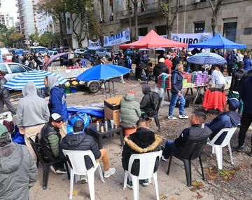 Feriantes desalojados de La Saladita de Mar del Plata protestaron frente a la municipalidad