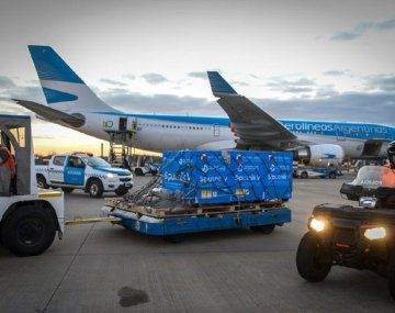 Hoy parte un vuelo a China en busca de casi 800 mil dosis de la vacuna de Sinopharm