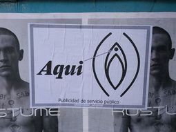 ¿Qué es el extraño cartel que invadió las calles de la Ciudad?