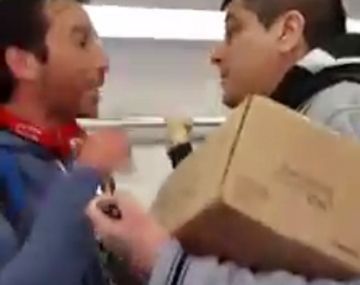 Vendedores ambulantes de tren a las piñas