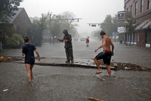 Vecinos escapan al efecto de Florence