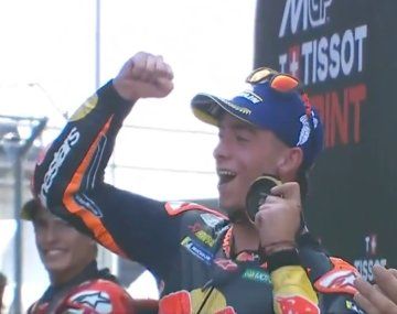 Pedro Acosta ganó la Sprint de Tailandia luego de una maniobra peligrosa de Marc Márquez