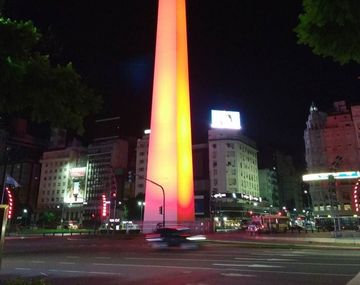 Iluminaron de rojo el Obelisco para concientizar sobre problemas cardíacos