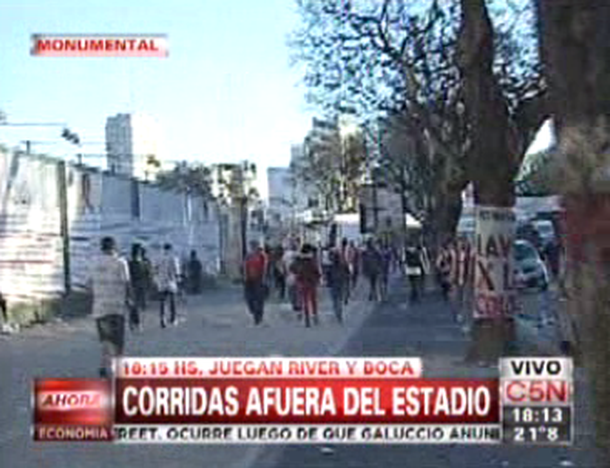 Corridas e incidentes con hinchas de River en el Monumental