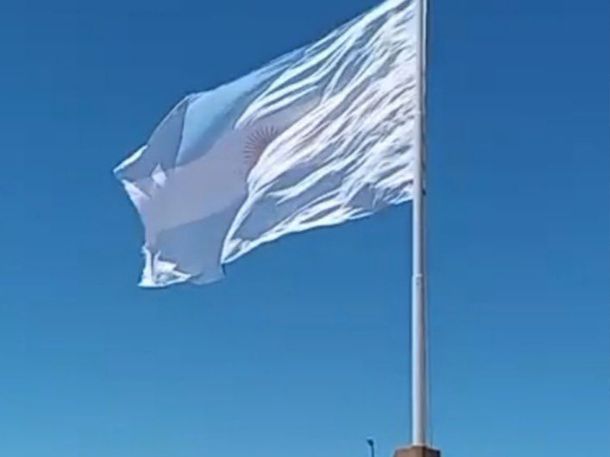 Papelón: izaron la Bandera sublimada en Mar del Plata
