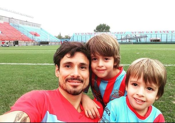 Vella colgó los botines en Arsenal.  Vella colgó los botines en Arsenal.