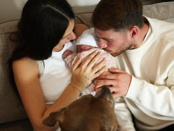 Alexis Mac Allister y Ailén Cova ya disfrutan de su hija Alaia.