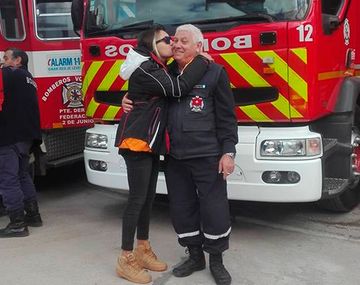 Carla tiene 22 años y quería ser bombera como su papá.