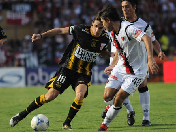 Olimpo derrotó a Colón sobre la hora y salió del descenso