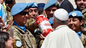el regalo bien argentino que los cascos azules le hicieron al papa el regalo bien argentino que los cascos azules le hicieron al papa